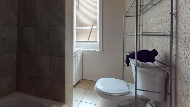 Building Photo - 3 Bedroom w/ Skylight and Stainless Steel