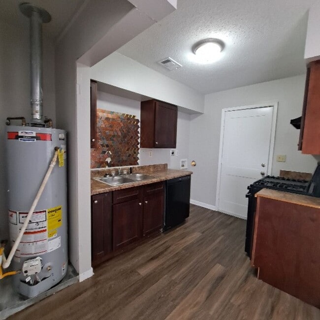 Building Photo - 606 Weaver Rd