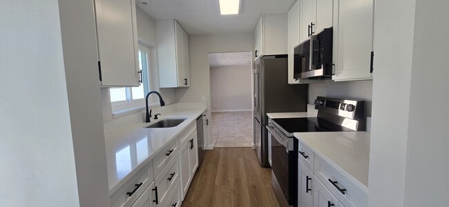 Building Photo - 802 W 17th St