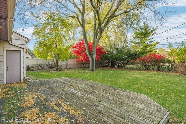 Building Photo - 2360 Pine View Dr