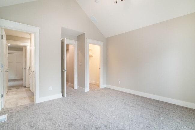 Building Photo - Luxury Townhome in the Heart of Lake Osweg...