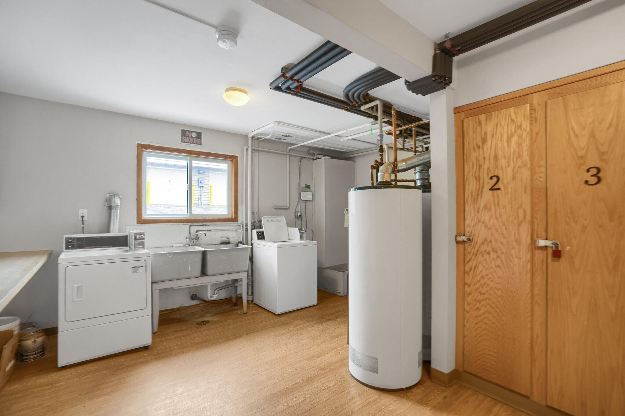 Laundry / Coin-Op + Storage Locker - 609 Market St S