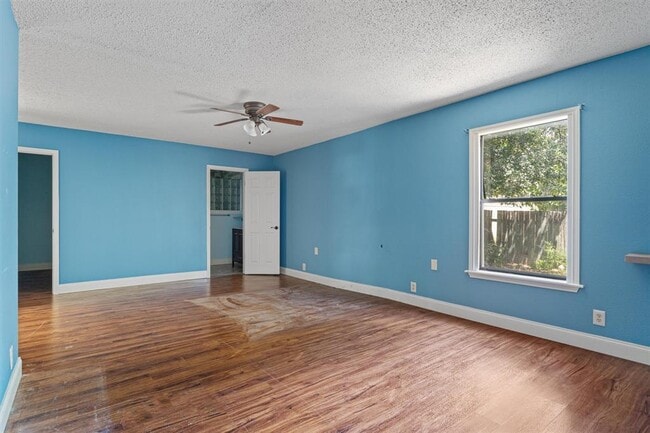 Building Photo - 2106 Allred Dr