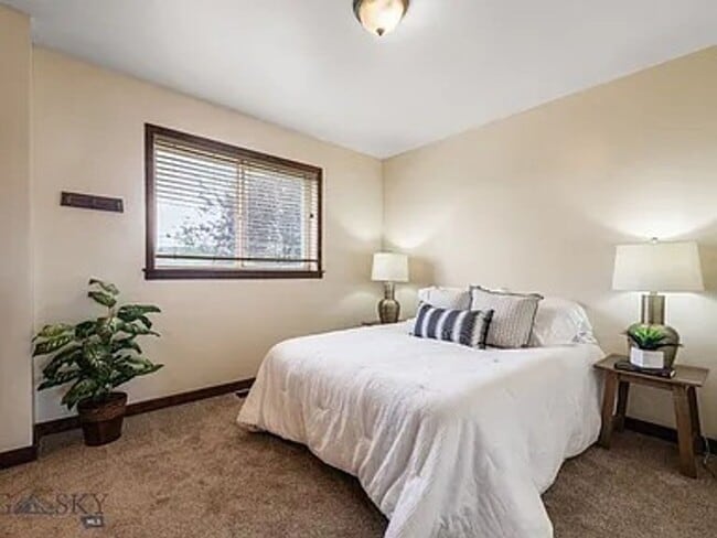 Building Photo - Cute House, Large Yard