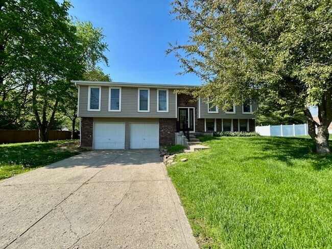 Building Photo - Welcome Home to This Beautifully Maintained Tri-Level Gem!