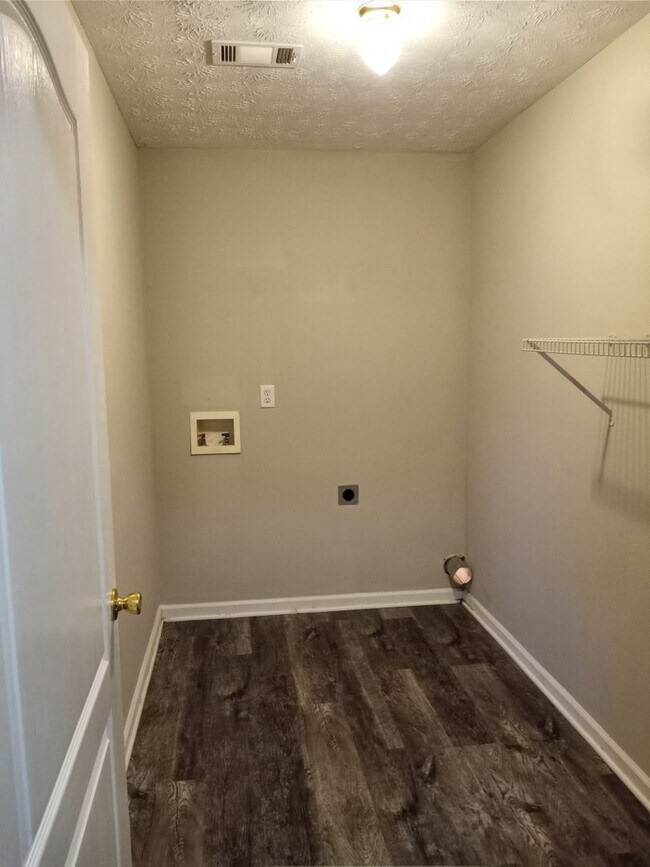 Building Photo - 3/2 with Large Bonus Room  - Split level home with large backyard