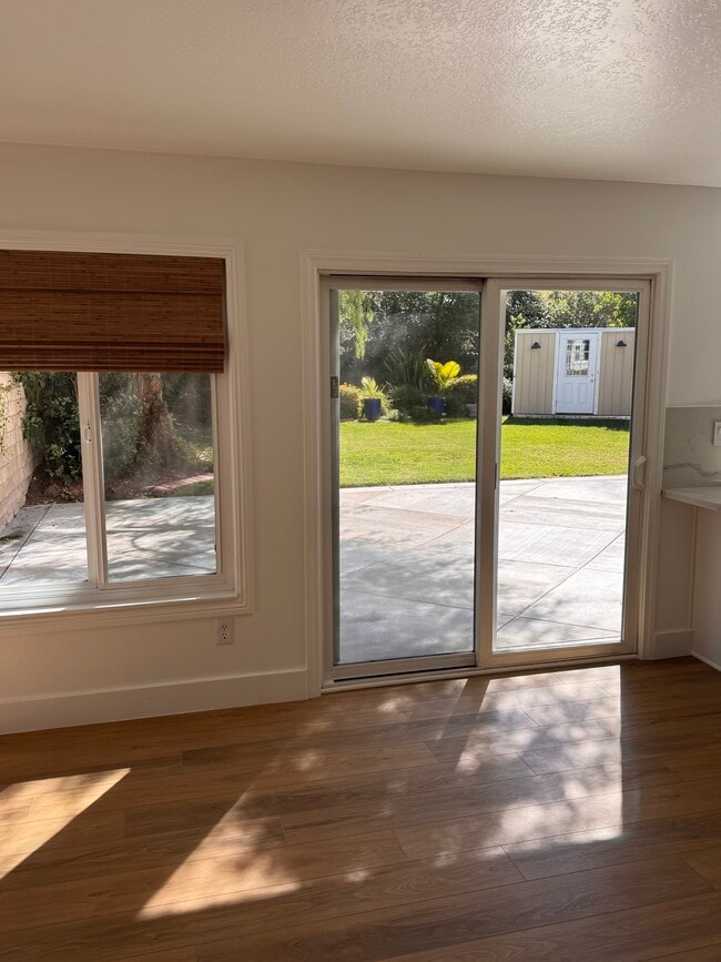 Building Photo - 23940 Vía Rosa Linda