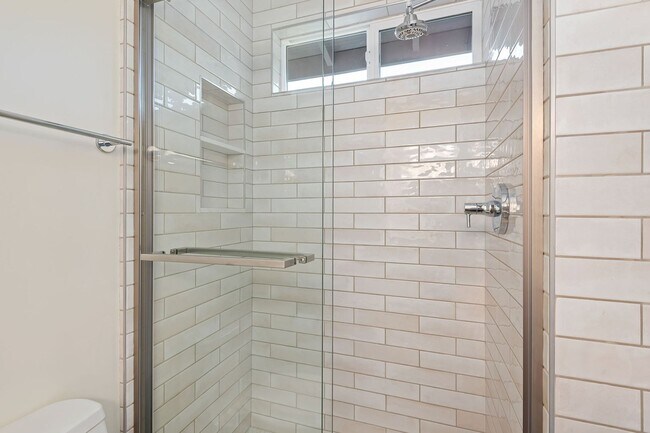 Building Photo - Welcome to this charming 2-bedroom, 1.5-ba...