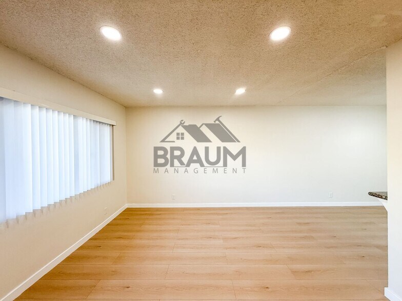 Building Photo - 13115 Oxnard St