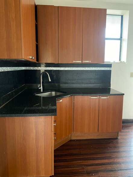 Kitchen - 4922 N Kedzie Ave