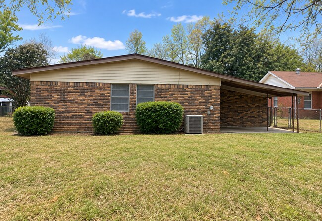 Building Photo - 222 Brooke briar Dr
