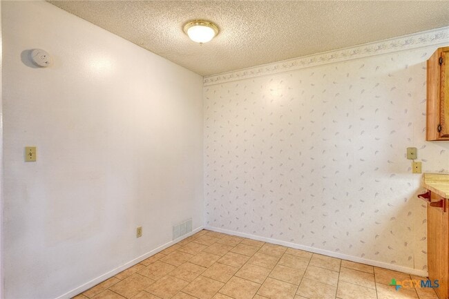 Building Photo - 818 Lois St