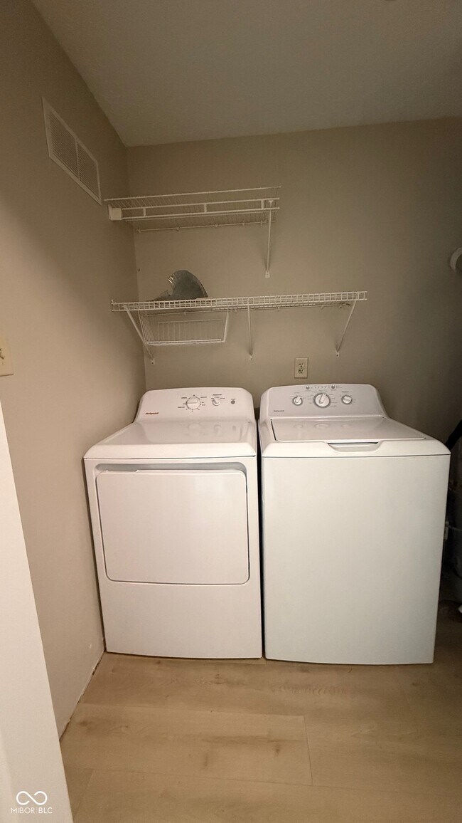 Building Photo - 14610 Village Park E Dr