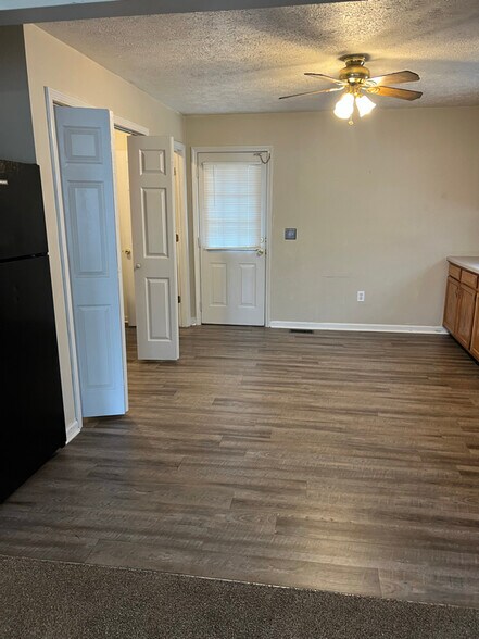 Building Photo - 107 S 6th St