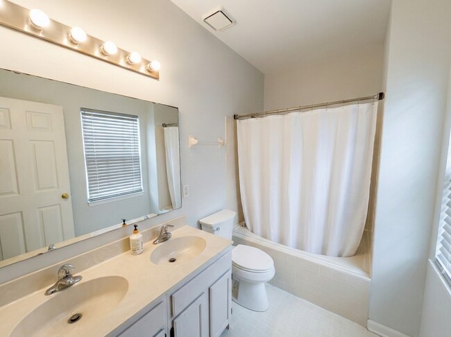 Building Photo - 455 S Piazza Ct