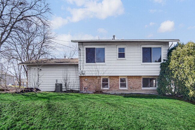 Building Photo - Spacious 4-Bedroom Split-Level in University Park