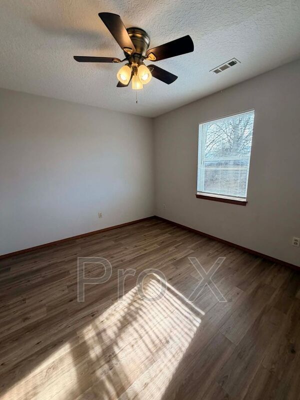 Building Photo - 3802 College View Dr