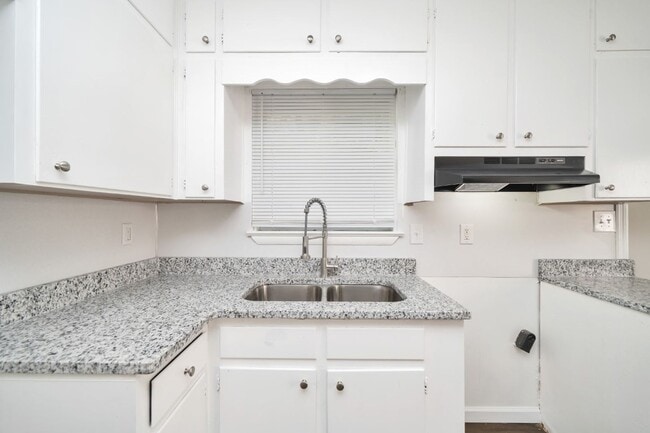 Building Photo - Newly Renovated 4-Bedroom Brick Beauty in ...