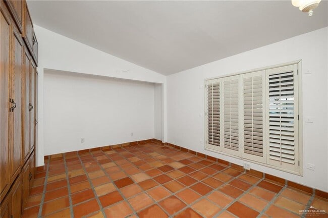 Building Photo - 15 W Dallas Ave