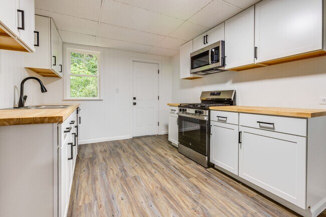 Building Photo - AVAILABLE August 2026 - Fully Renovated Mount Washington Charmer with Historic Details & Modern U...