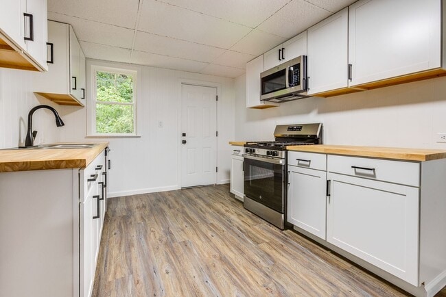Building Photo - AVAILABLE NOW - Fully Renovated Mount Wash...