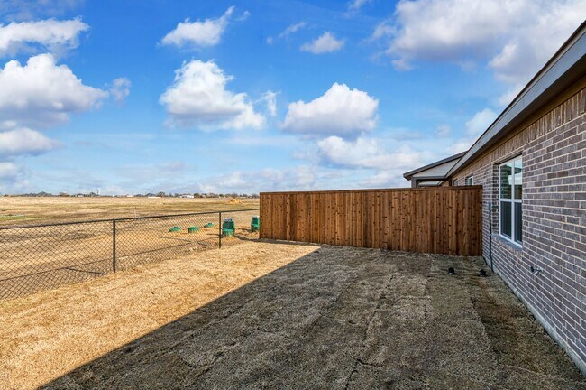 Building Photo - AVAILABLE NOW!  CUL-DE-SAC TRIPLEX LOT LOCATED ON 1-ACRE IN MIDLOTHIAN, TX!