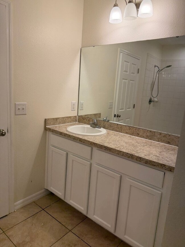 Building Photo - PRIVATE LANDLORD -LIKE NEW RENTAL HOME