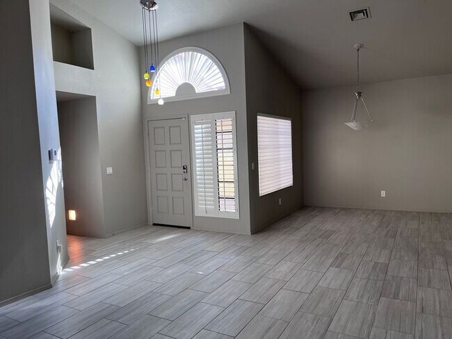 Building Photo - Adorable light and bright! 3Bedroom/2Bath ...