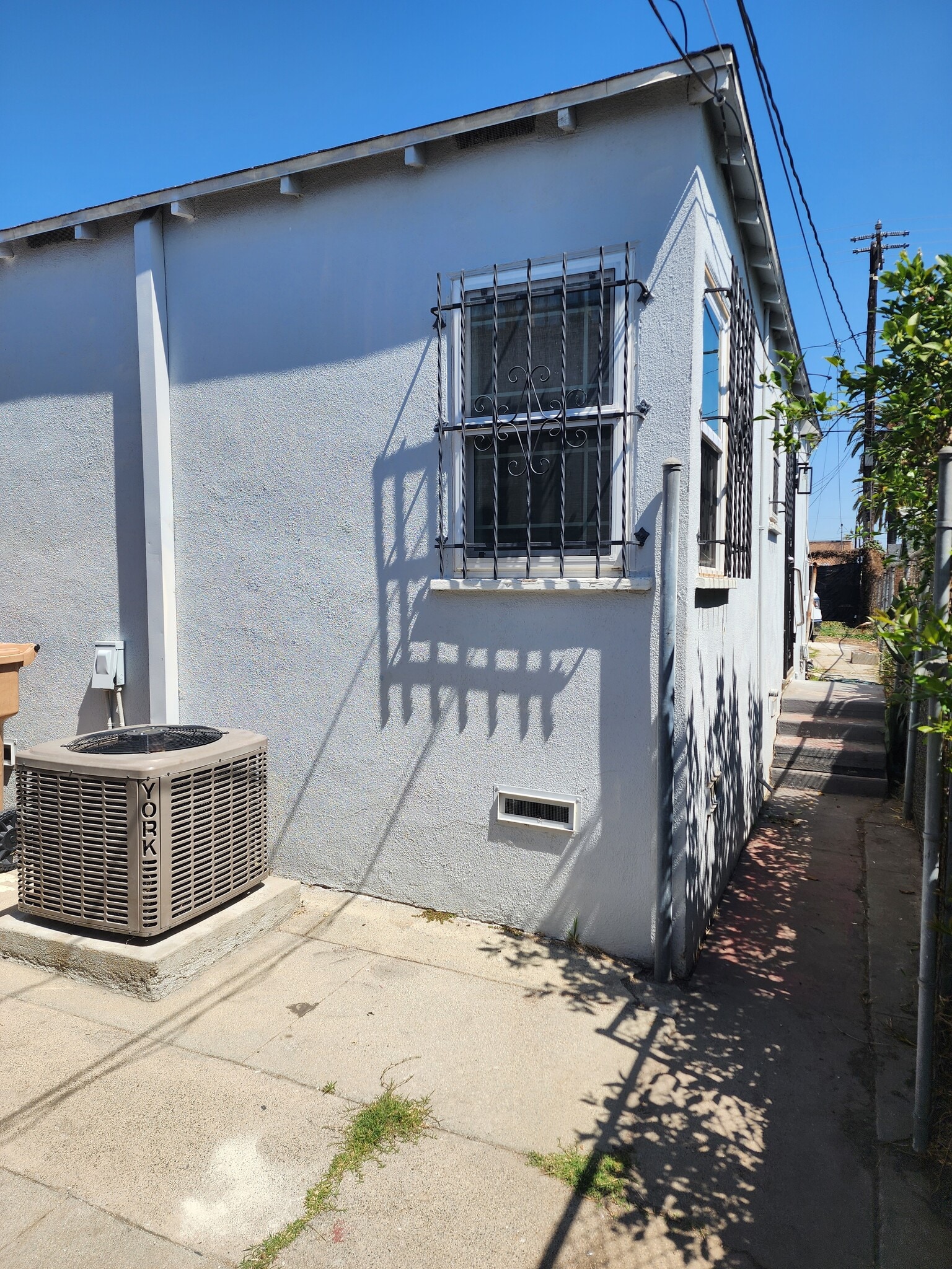 Building Photo - 1315 W 102nd St