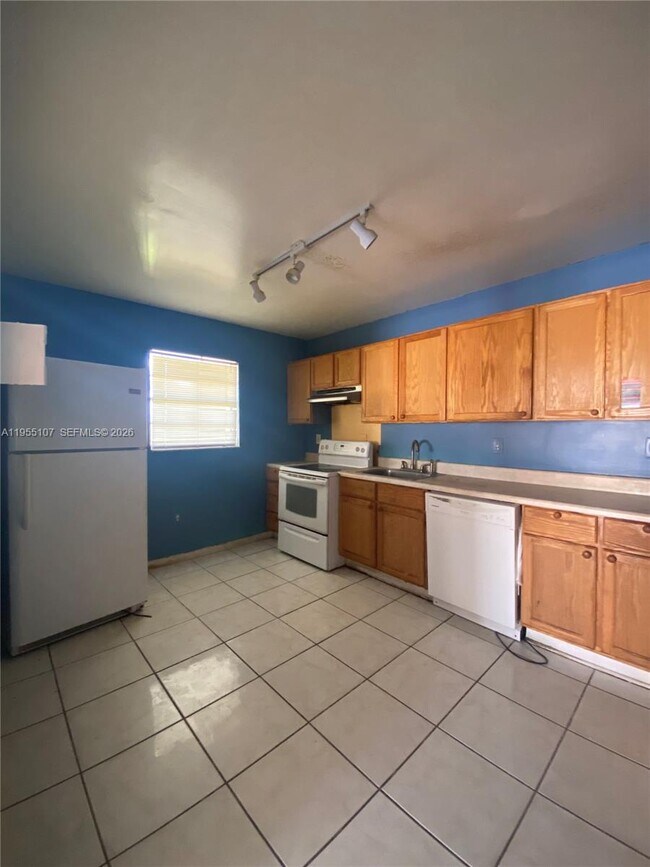 Building Photo - 5100 SW 41st St