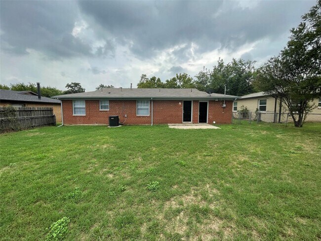 Building Photo - 3 BR/2.5BA | Renovated Single Family Home | 1-Car Garage Parking | Fenced backyard