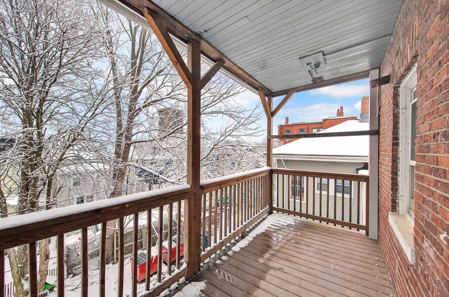 Building Photo - 105 School St