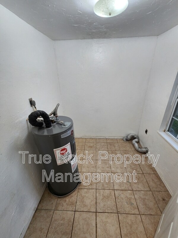 Building Photo - 917 E Beverly St