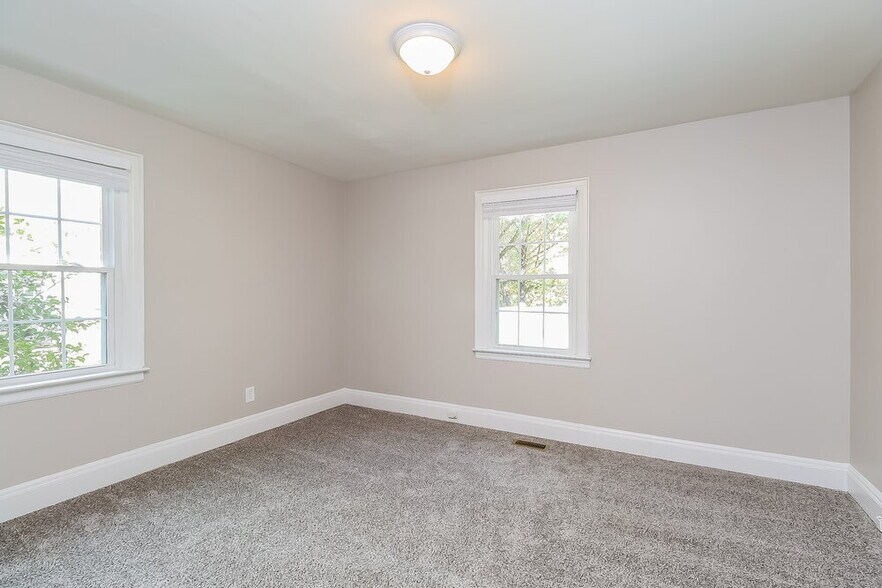 Building Photo - 305 S Mulberry St