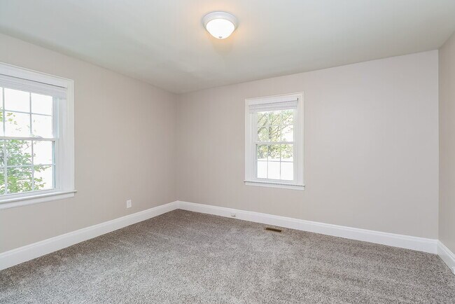 Building Photo - 305 S Mulberry St