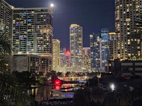 Building Photo - 401 SW 4th Ave