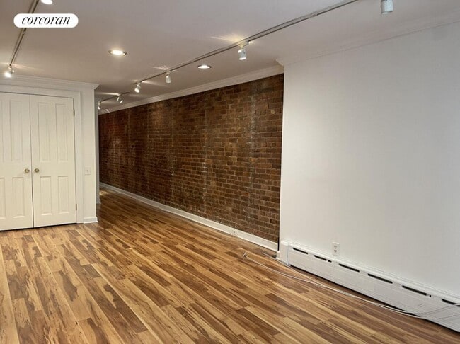 Building Photo - 208 E 78th St