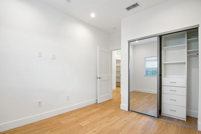 Building Photo - Modern 5 bedroom House for lease in Northr...