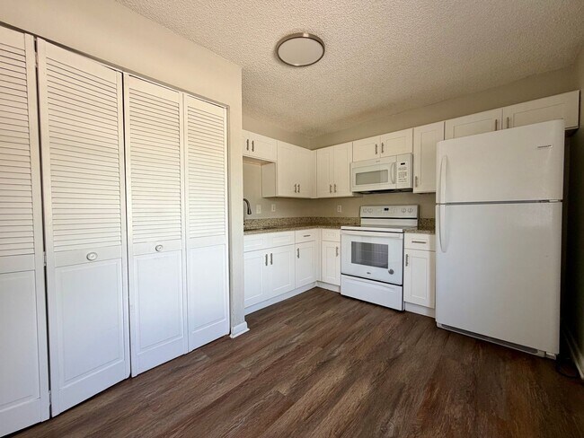 Building Photo - 2 bed/ 1 bath in Lakeland!