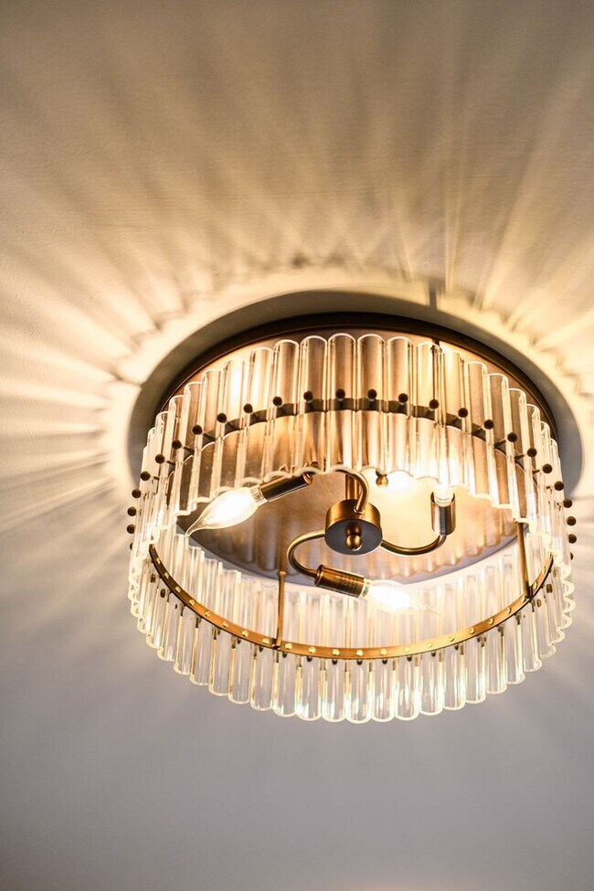 Building Photo - 5 bedroom / 2.5 bathroom Home for Rent in Valparaiso