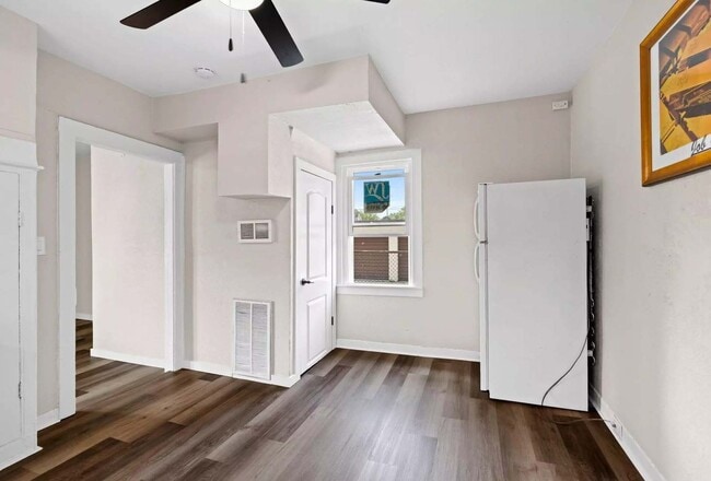 Building Photo - For Rent: Cozy and Adorable 2-Bedroom / 1-...