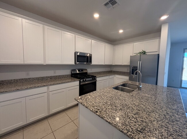 Building Photo - "Charming 3-Bedroom in Sahuarita - Spaciou...