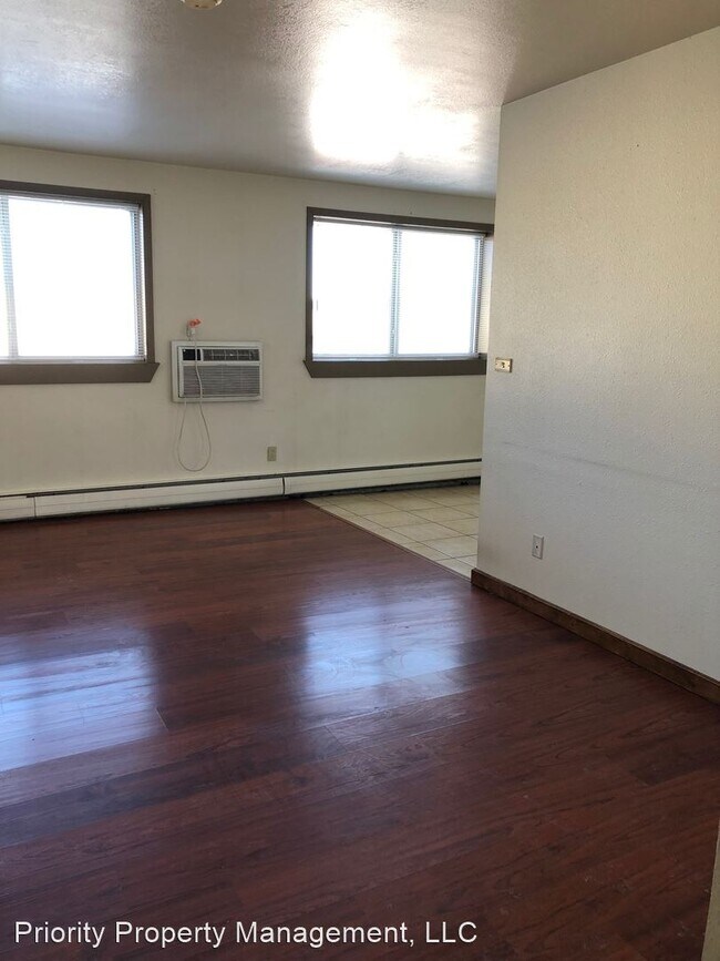 Building Photo - 600 S Gillette Ave