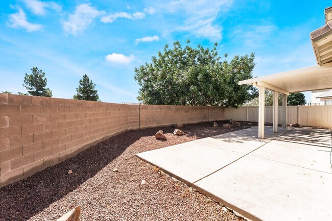 Building Photo - You're going to love this 4 bedroom 2.5 bath! Looks and Feels Brand New!