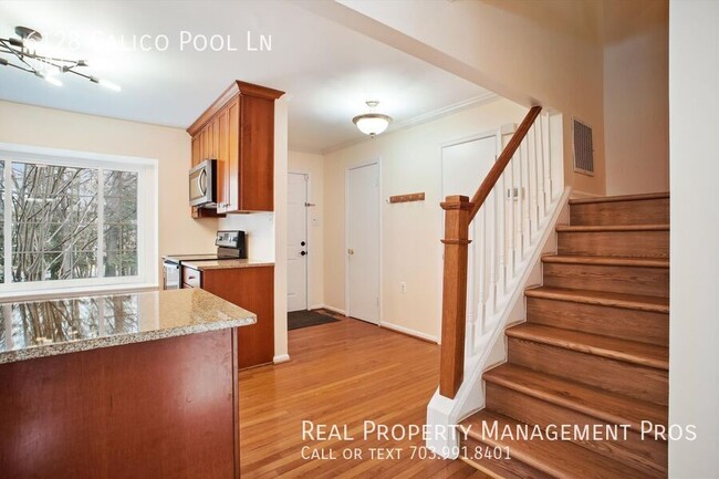 Building Photo - Charming and Updated 3-Level Townhouse for...