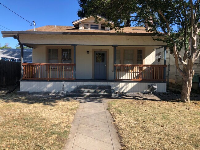 Primary Photo - 961 Robinson St
