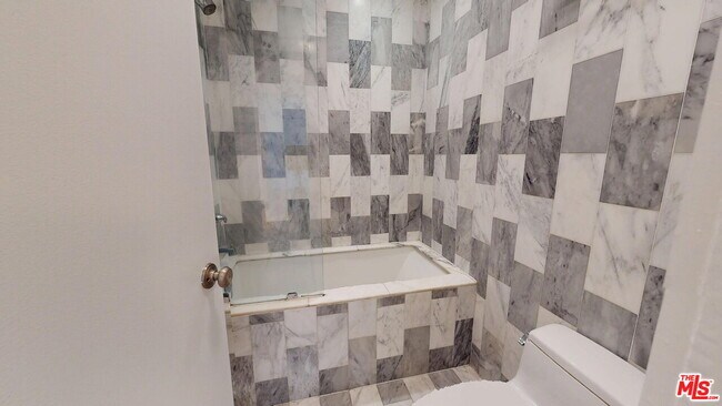 Building Photo - 525 N Sycamore Ave