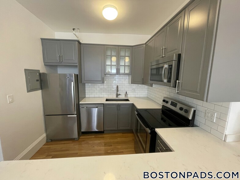 Building Photo - 922 Beacon St