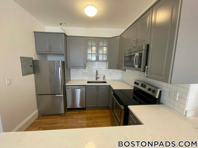 Building Photo - 922 Beacon St