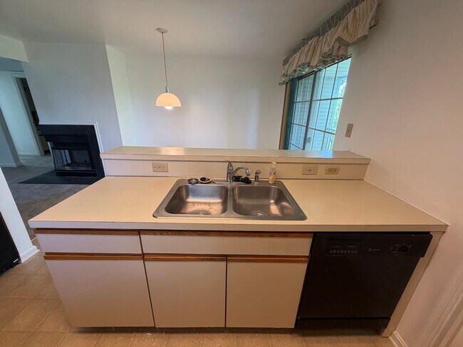 Building Photo - 3 Bedroom Seven Oaks Condo